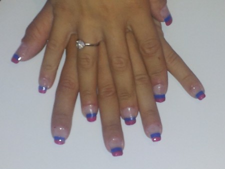 Pose d'ongles avec french moitié bleu moitié rose