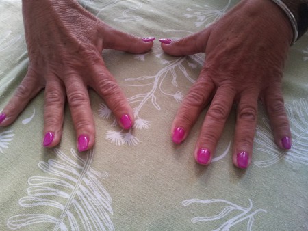 pose de capsules avec gel UV de couleur rose